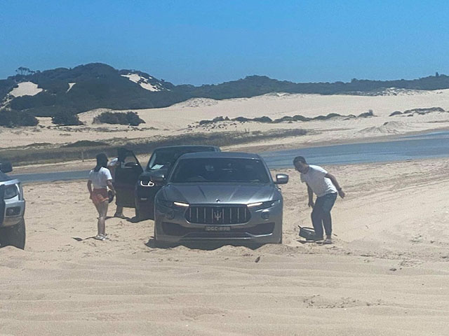 Maserati Levante được trang bị chế độ lái off-road nhưng vẫn ”giãy giụa” trên bãi cát