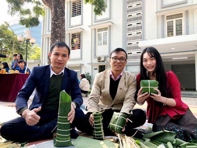 Lưu học sinh nước ngoài gói bánh chưng, học múa chờ đón giao thừa tại Việt Nam