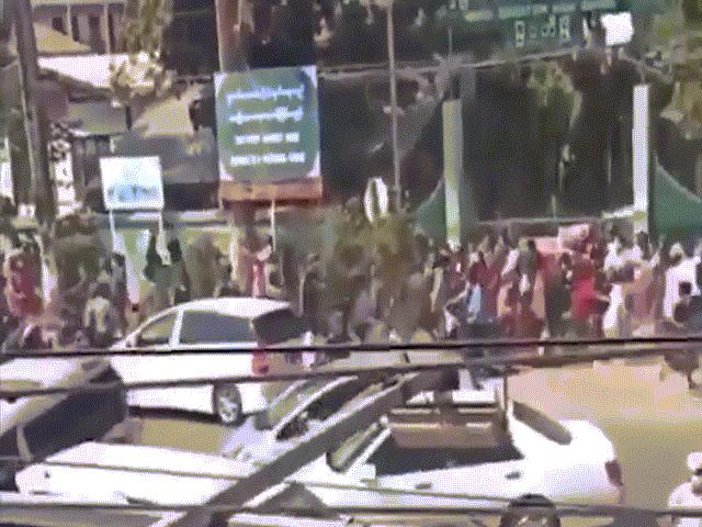 Súng nổ khi cảnh sát ”dẹp” biểu tình sau đảo chính ở Myanmar
