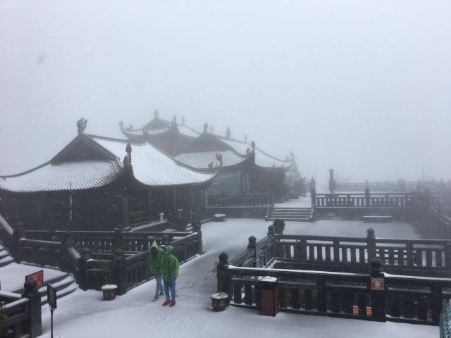 Clip: Mưa tuyết bất ngờ phủ trắng đỉnh Fansipan ngày 27 Tết Tân Sửu