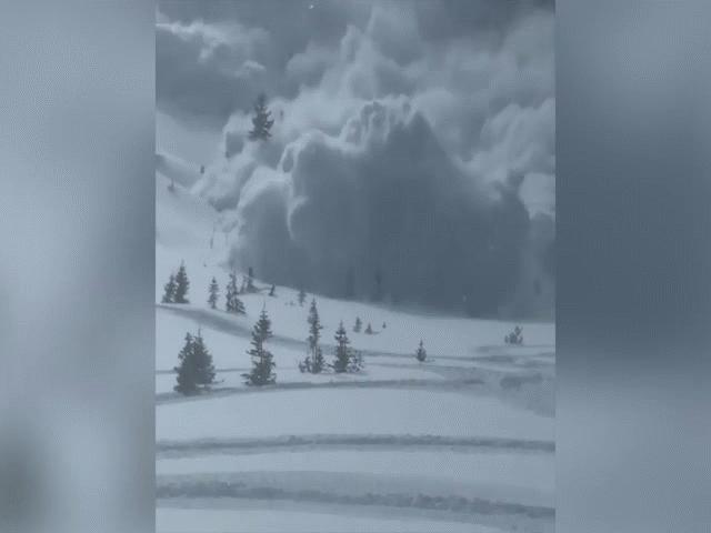 Video: Khoảnh khắc tuyết lở gây sốc, chôn vùi người trượt tuyết