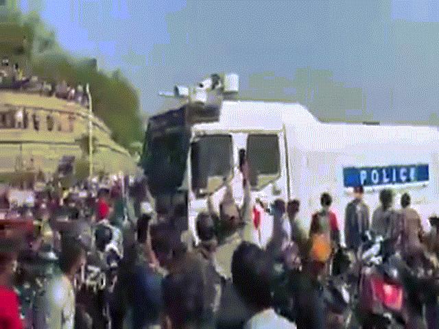 Video: Cảnh sát Myanmar dùng vòi rồng trấn áp người biểu tình phản đối đảo chính