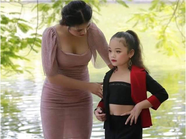Cô giáo mặc đầm ôm xinh đẹp chụp trộm bên Hồ Gươm khiến dân tình xôn xao