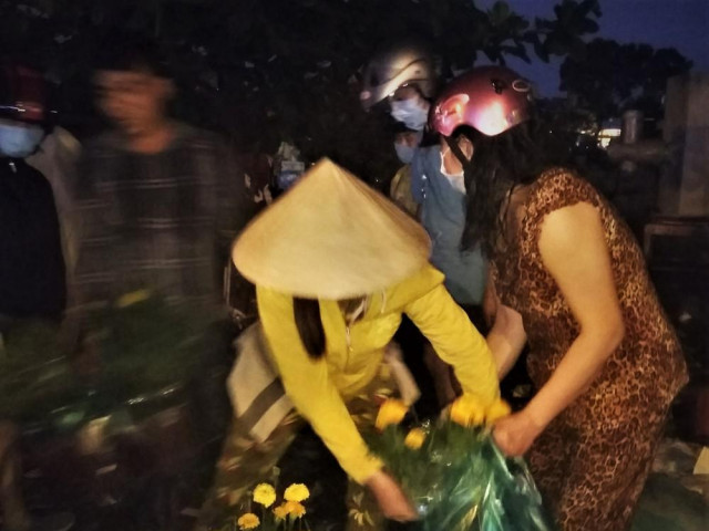 Đêm giao thừa người TPHCM soi đèn mua hoa Tết giải cứu nông dân