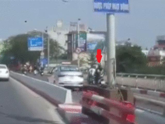 Video: Lái xe máy phóng như tên bắn, va chạm ngã bay lên nóc ôtô