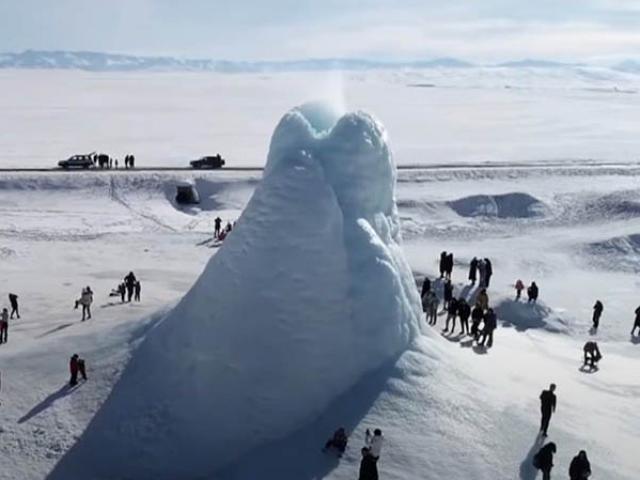 Núi lửa băng phun trào có hình dáng độc đáo khiến du khách đổ xô tới check in