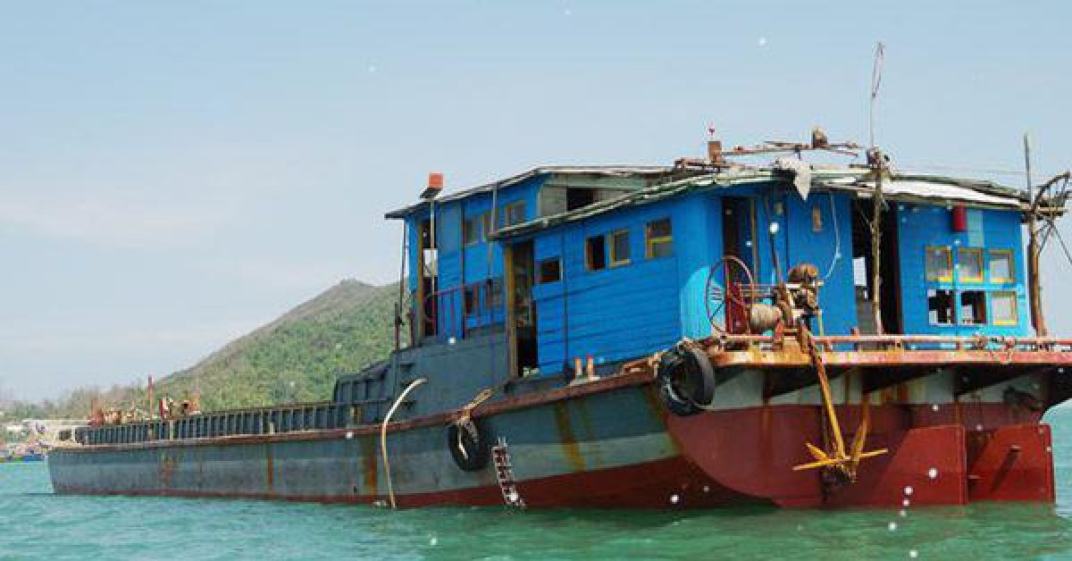 Phát hiện chiếc tàu ”lạ” chở 71 kiện hàng trôi tự do trên biển