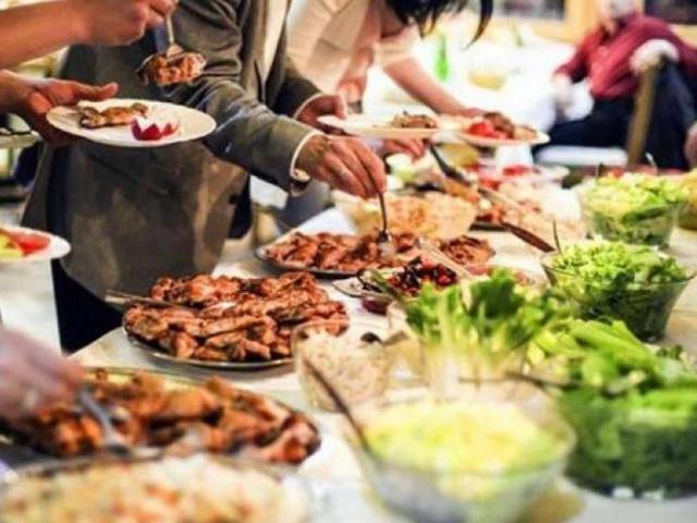 Đi ăn buffet, nhìn hành động của bạn trai, cô gái muốn chia tay ngay lập tức