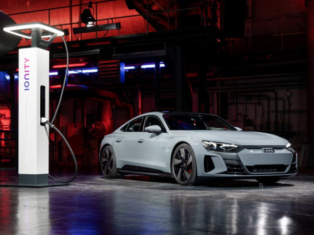 Audi E-Tron GT 2022 trình làng toàn cầu, thách đấu Porsche Taycan