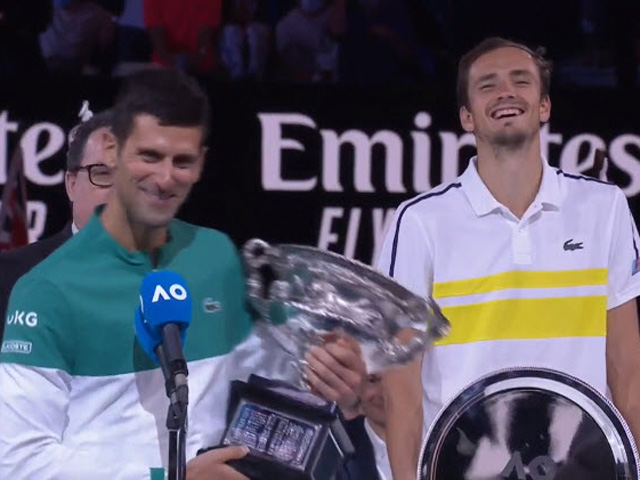 Djokovic lần 9 đăng quang Australian Open: Nói gì khiến Medvedev cười nghiêng ngả?