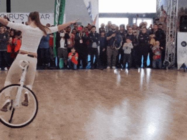 Video: Cô gái 9X biểu diễn xe đạp khiến hàng triệu người thán phục