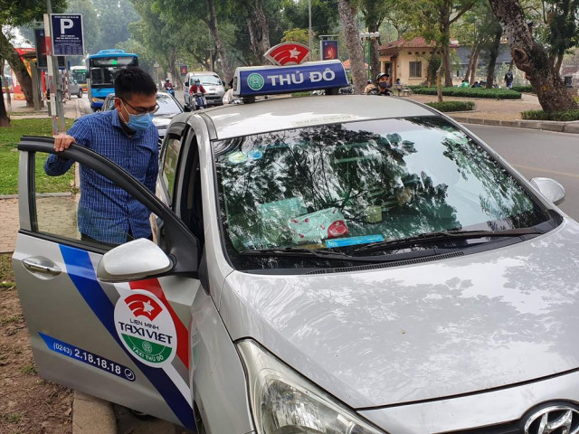 Tài xế taxi ”thấm đòn” COVID-19