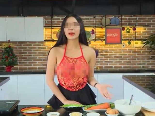 Cô gái Việt, Trung Quốc mặc đồ xuyên thấu, áo toang cổ livestream dạy nấu ăn, bán hàng