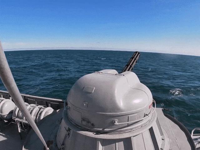 Xem tàu chiến Nga tiêu diệt các mục tiêu trên biển và trên không ở Biển Caspi