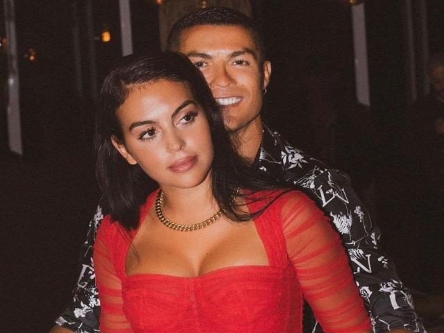 Ronaldo và bạn gái mỹ nhân lên sân thượng mở tiệc, đón tin dữ ở Juventus