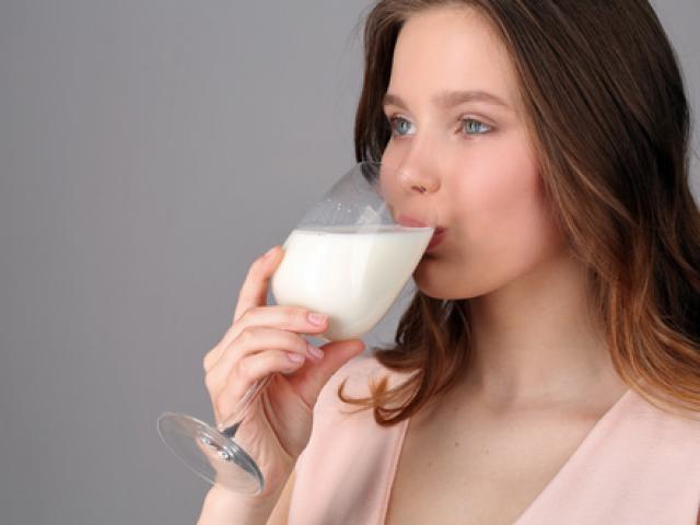 Vì sao không nên uống thuốc kháng sinh cùng sữa?