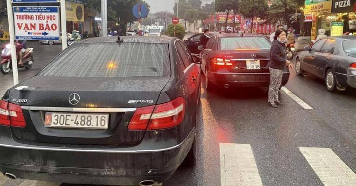 Hai chủ xe Mercedes trùng biển ở Hà Nội bị công an mời lên làm việc