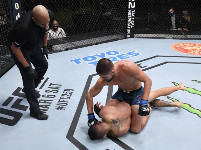 UFC “mệt mỏi” nhất năm: Đánh nhau 2 tiếng rưỡi mới có người gục ngã