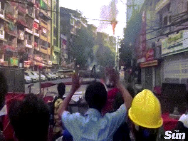 Video, hình ảnh về biểu tình hỗn loạn và đẫm máu ở Myanmar