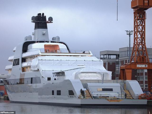 Cận cảnh siêu du thuyền 600 triệu USD lần đầu hạ thủy của tỷ phú tay chơi Nga