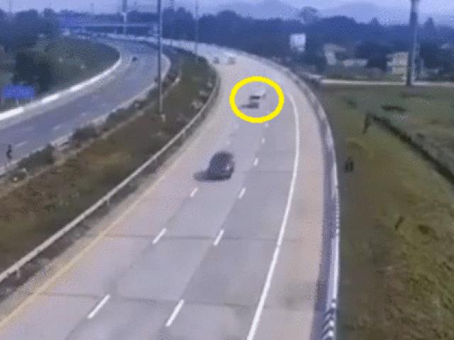 Video: Ô tô nổ lốp lao dải phân cách, làm 4 người văng ra khỏi xe