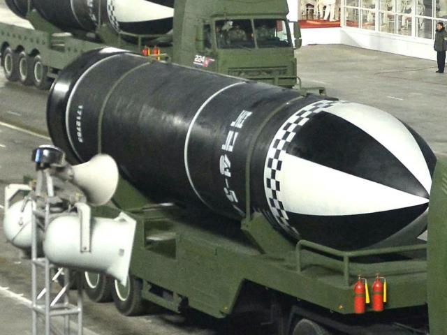 Khám phá tên lửa đạn đạo siêu khủng của Triều Tiên