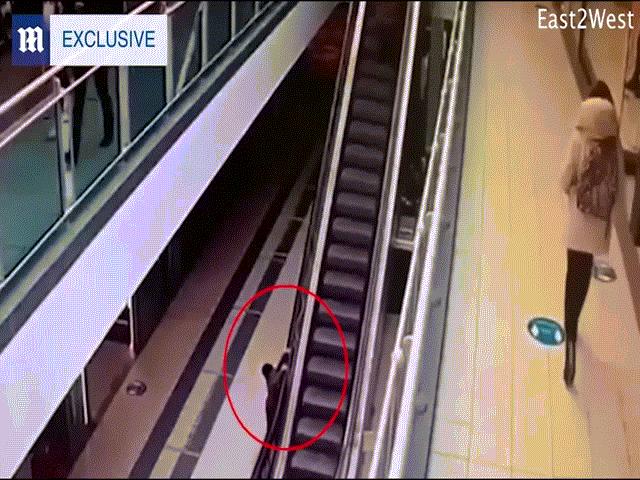 Video: Bám vào tay vịn thang cuốn, bé trai bị đưa lên cao 6m rồi rơi xuống