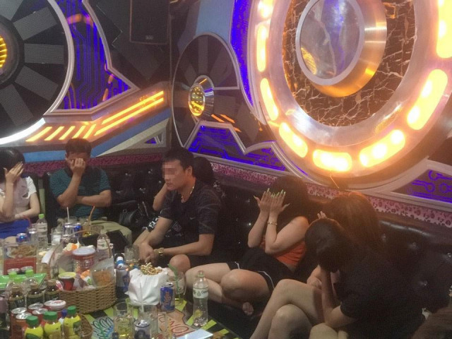 Hàng chục công an đột kích quán karaoke, phát hiện hơn 100 nam nữ say sưa 'thác loạn'