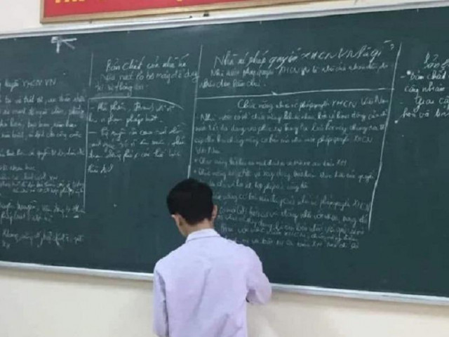 Lên bảng làm bài, nam sinh có hành động ”lạ” khiến dân mạng bất ngờ về độ ”chịu chơi”