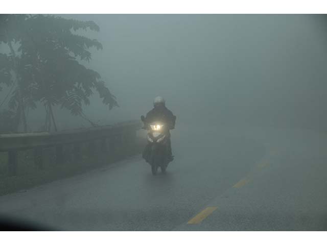 5 điều cần biết khi đi xe máy dưới trời mưa phùn, sương mù