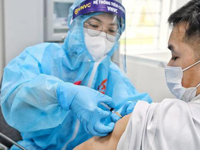 Người Hà Nội bắt đầu tiêm vắc-xin COVID-19 từ sáng nay