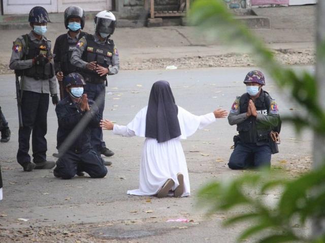Bức ảnh bất ngờ trong biểu tình Myanmar: Cảnh sát quỳ gối