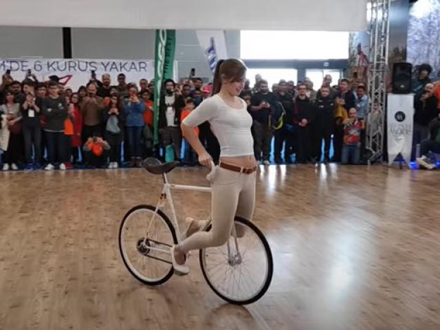 Mỹ nhân gợi cảm vô địch châu Âu “làm xiếc” với xe đạp, clip 39 triệu lượt xem