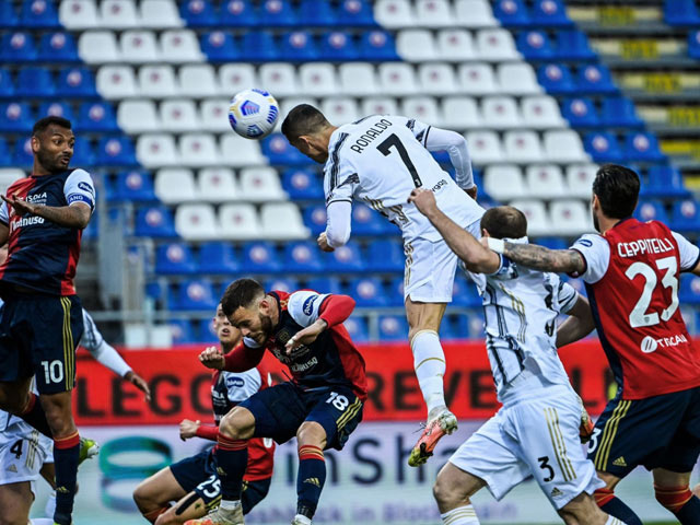 Video Cagliari - Juventus: Ronaldo lập hat-trick siêu tốc, ”sống mái” cho Serie A