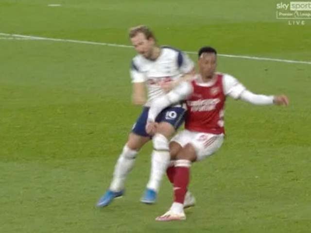 Harry Kane dở thói “đá bẩn”, đánh kín SAO Arsenal bị lăng mạ không ngớt