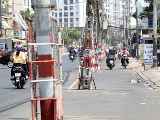 Cả trăm trụ điện ở Sài Gòn ”bị bỏ quên” giữa đường, ”bẫy” người người dân