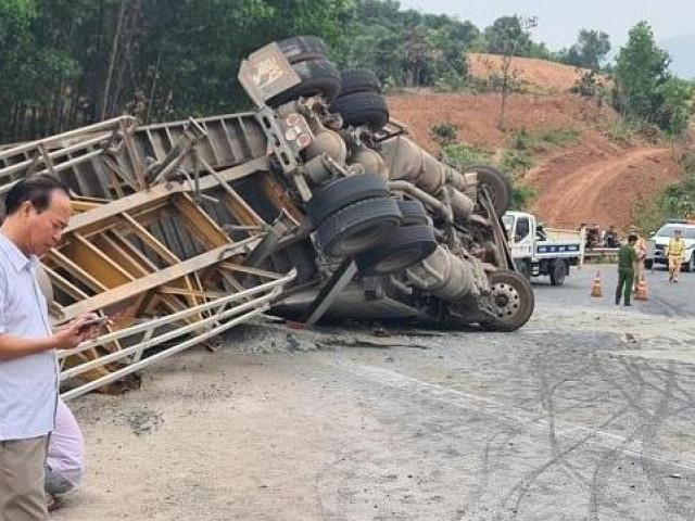 Clip hiện trường vụ xe container đổ đèo gây tai nạn liên hoàn khiến 3 xe ô tô lao xuống vực ở Quảng Trị