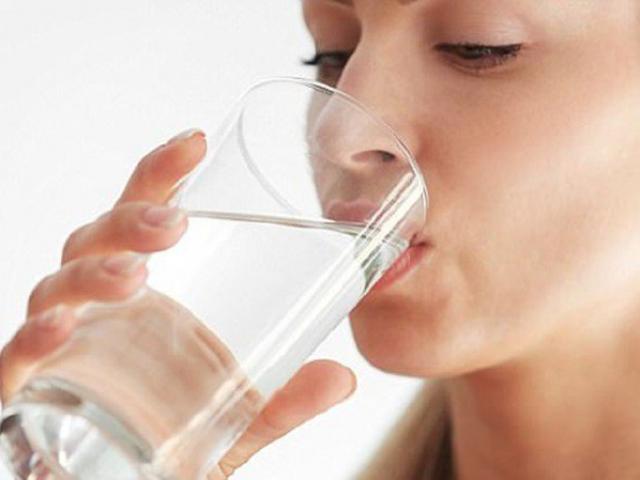 Uống nước đúng cách thành ”thần dược”, sai chẳng khác nào ”rước độc” vào thân