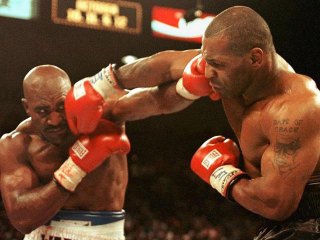 Mike Tyson ”ngại đến già” vì pha cắn tai, bị nhạo báng mặc váy đấu võ