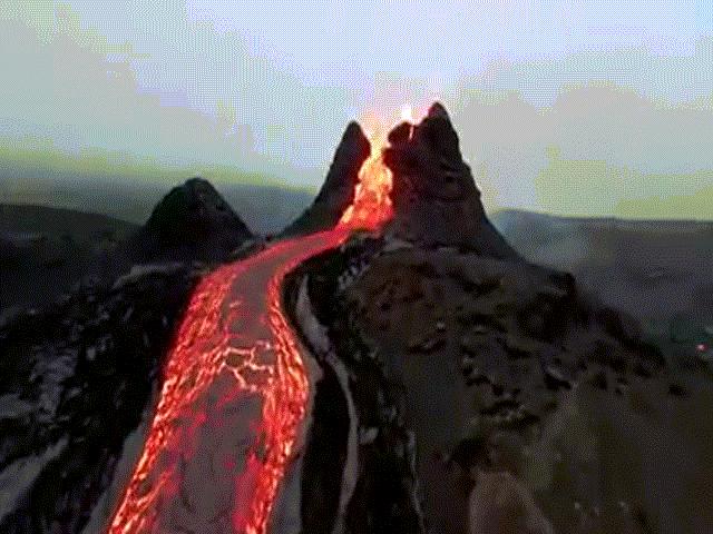 Video: Cận cảnh núi lửa phun trào dung nham sau 6.000 năm