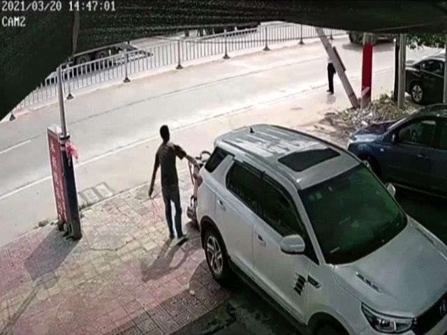 Video: Cột điện bất ngờ đổ vật xuống đường, hai người thoát chết trong gang tấc