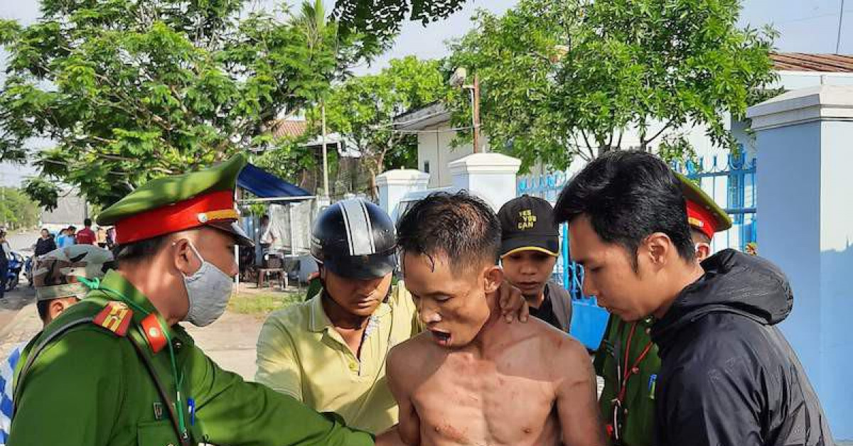 Ngáo đá, thanh niên dùng dao tự cắt tay mình