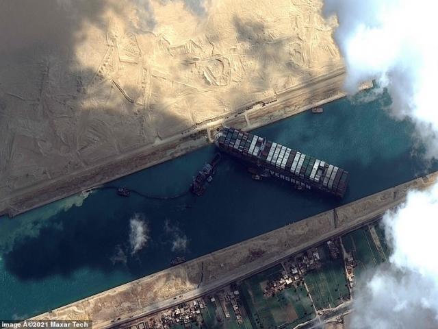 Ảnh vệ tinh hé lộ cảnh tắc nghẽn ở nơi siêu tàu 200.000 tấn mắc cạn tại kênh đào Suez