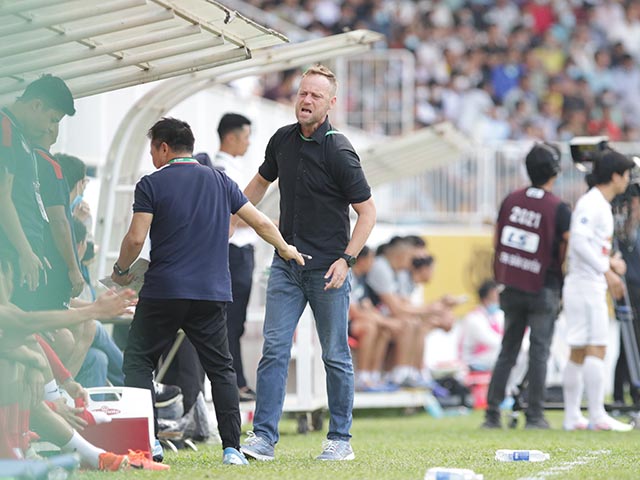 Thua tan nát 0-3, HLV lương cao nhất V-League khen quân bầu Đức