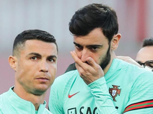 Ronaldo ném băng đội trưởng bị chửi gay gắt, cựu SAO Liverpool châm biếm hả hê