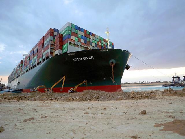 Vụ siêu tàu khổng lồ mắc kẹt ở kênh đào Suez: Tổng thống Ai Cập ra lệnh khẩn cấp 