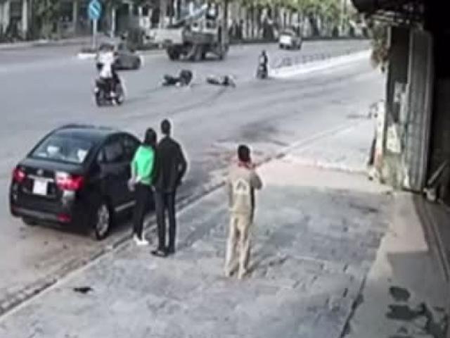 Clip: Ô tô tạt đầu hất ngã 2 người đi xe máy rồi bỏ đi, tài xế bị cư dân mạng chỉ trích
