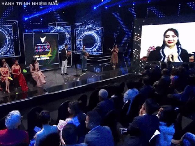 Sự cố gây tranh cãi trong giải VTV Awards: Hồng Diễm bị cắt sóng, Mạnh Trường phản ứng bất ngờ
