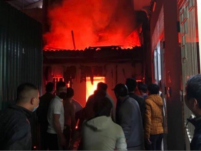 Nổ bình gas, lửa bao trùm nhà trọ trong phố Hà Nội