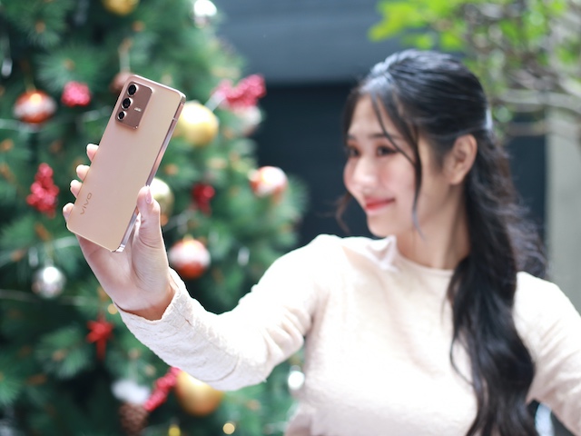 Vivo V23 5G mặt lưng kính ánh kim, giá 12,99 triệu đồng tại Việt Nam